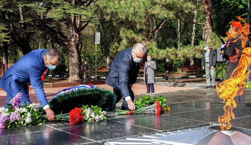 Глава РК Сергей Аксенов и председатель ГС РК Владимир Константинов возлагают цветы к мемориалу «Могила неизвестного солдата» в парке им. Ю. Гагарина