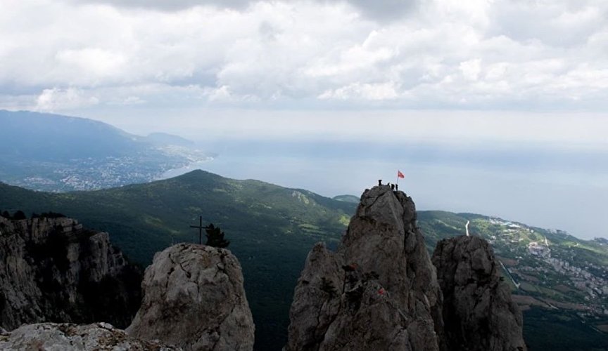 Крымские спасатели установили Знамя Победы на зубцах Ай-Петри