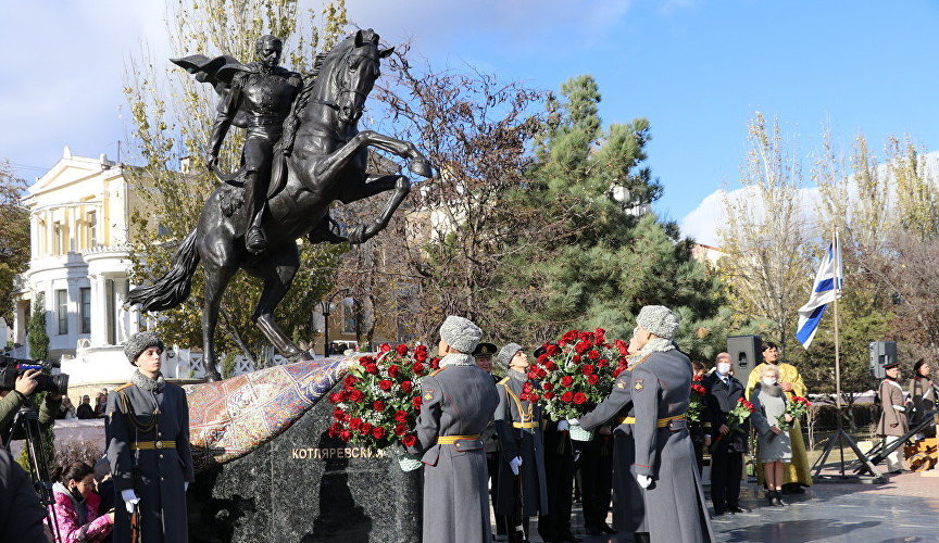 Возложение венков к памятнику Петру Котляревскому