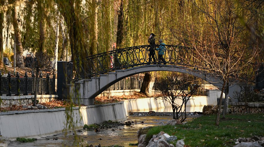 Люди на набережной реки Салгир в Симферополе