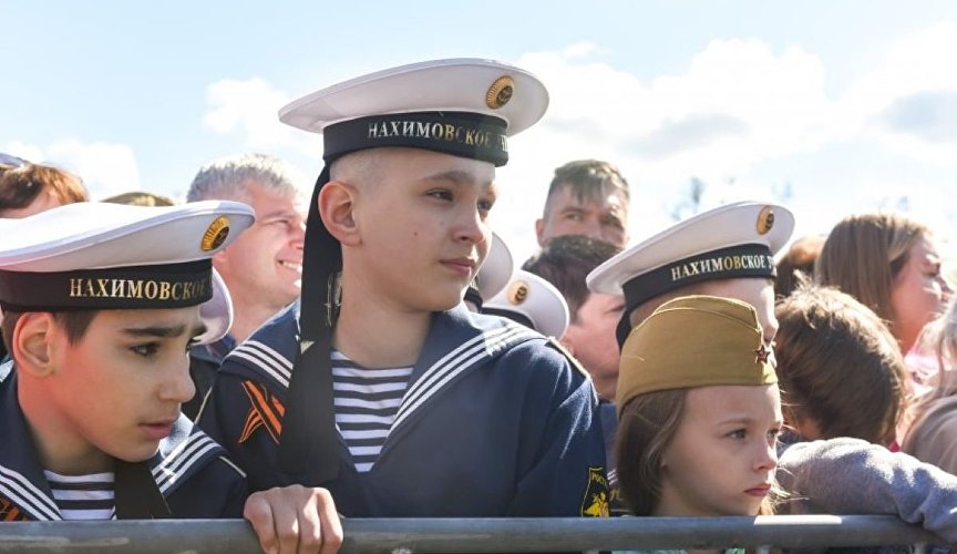 Зрители военного парада в Севастополе