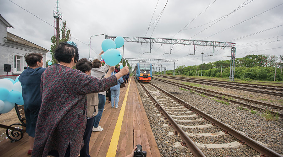 Встреча рельсобуса на остановке Старотитаровка