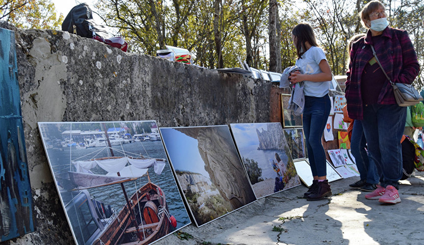 Фотографии выпускающего редактора Турпортала Крыма Travel Crimea Светланы Мальцевой на выставке «Чистое искусство»