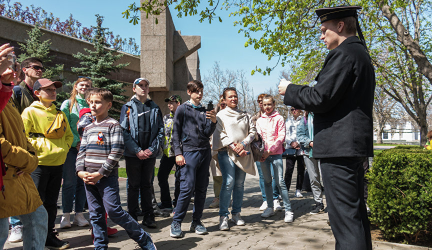 Спектакль-экскурсия «Сквозь века. Потомству в пример»