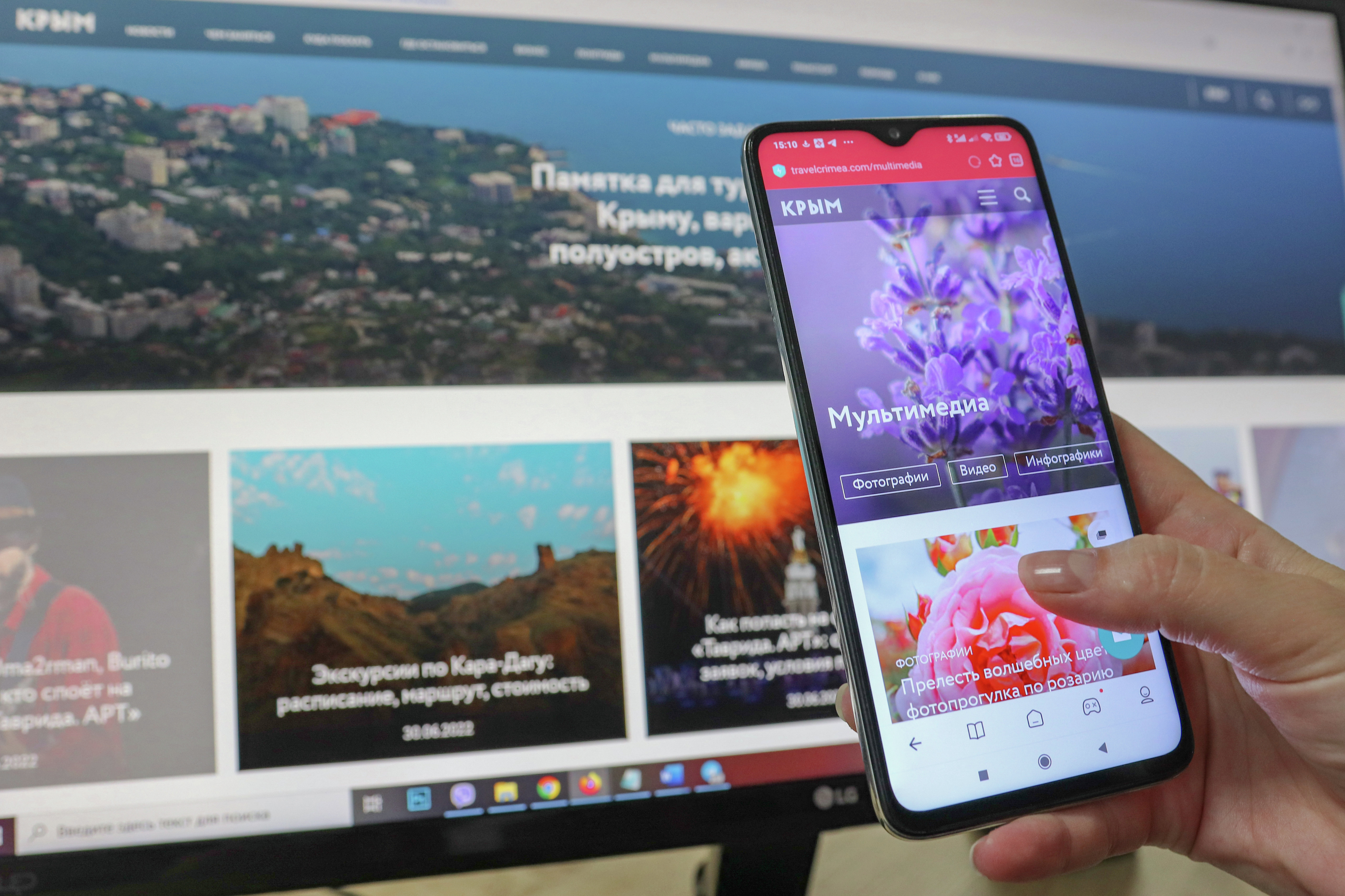Страницы Туристического портала Крыма на мониторе компьютера и смартфона