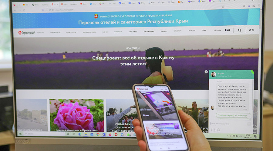 Страницы Туристического портала Крыма на мониторе компьютера и смартфона