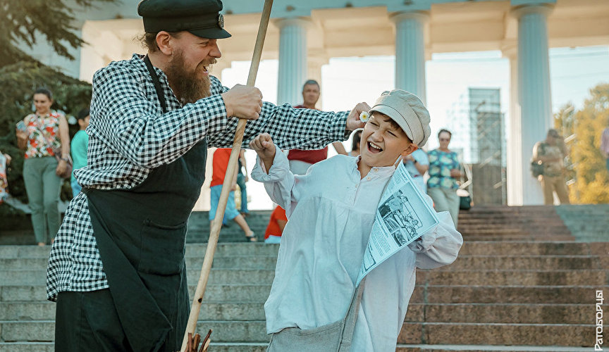 Сценка из уличной жизни на Графской пристани