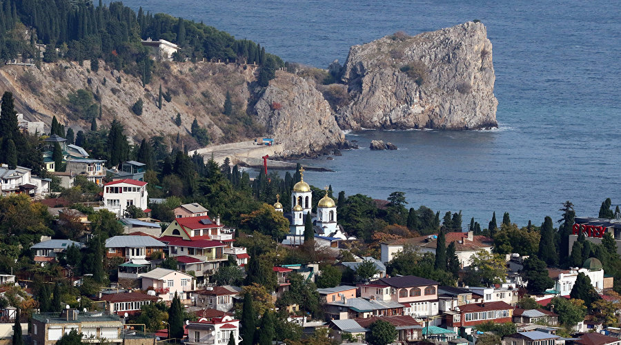 Вид на Гурзуф и Успенскую церковь со смотровой площадки