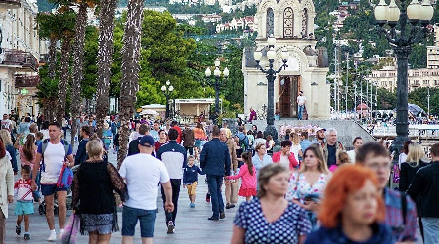 Люди на набережной Ялты в октябре