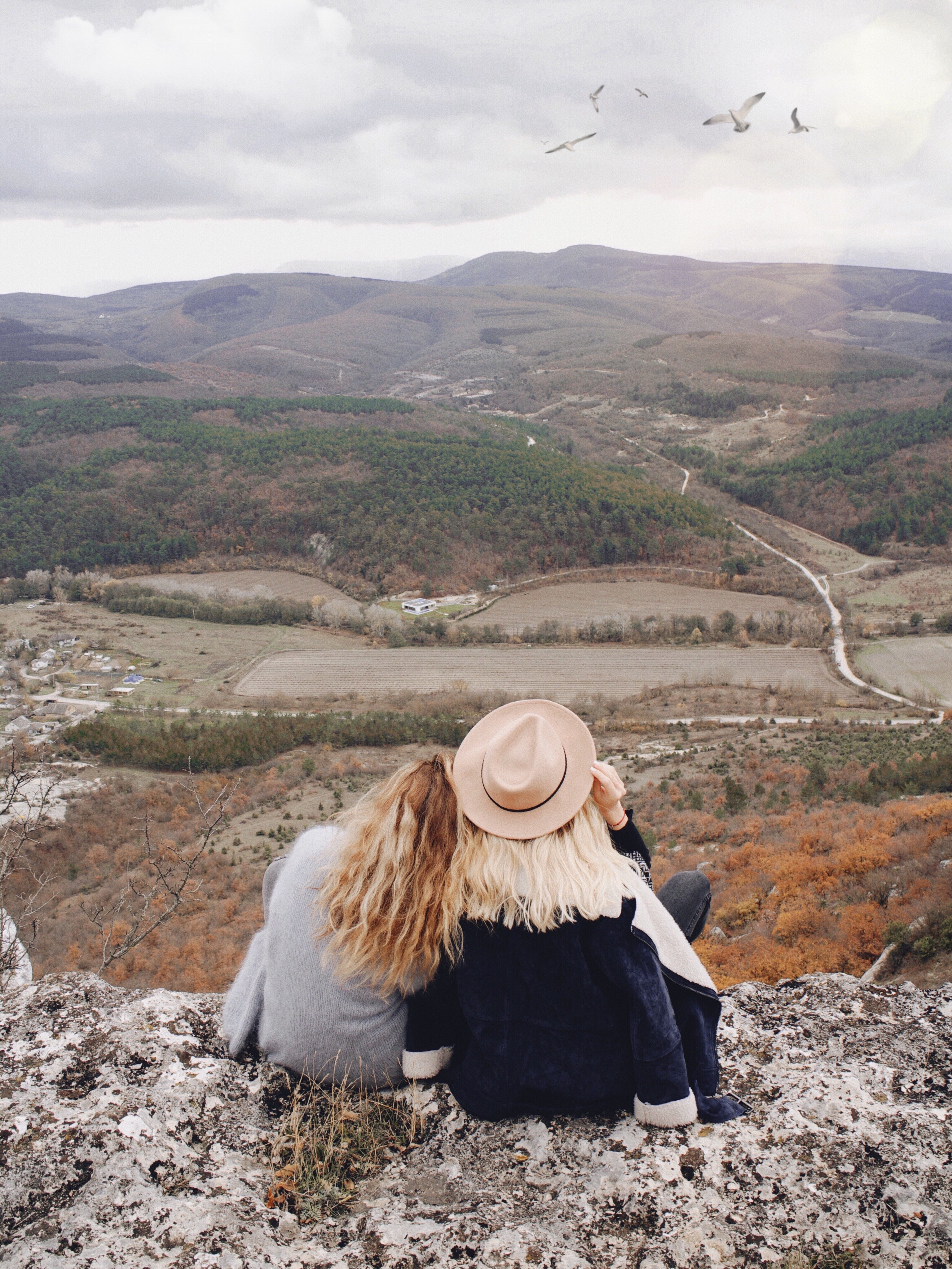 Девушки в горах Крыма