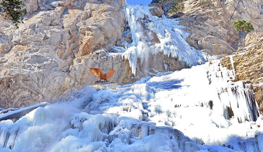 Замёрзший водопад Учан-Су