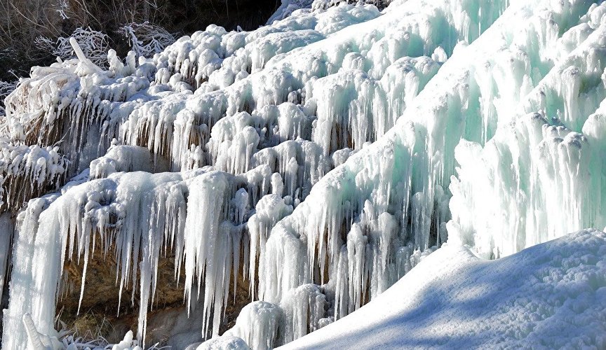 Замёрзший водопад Учан-Су