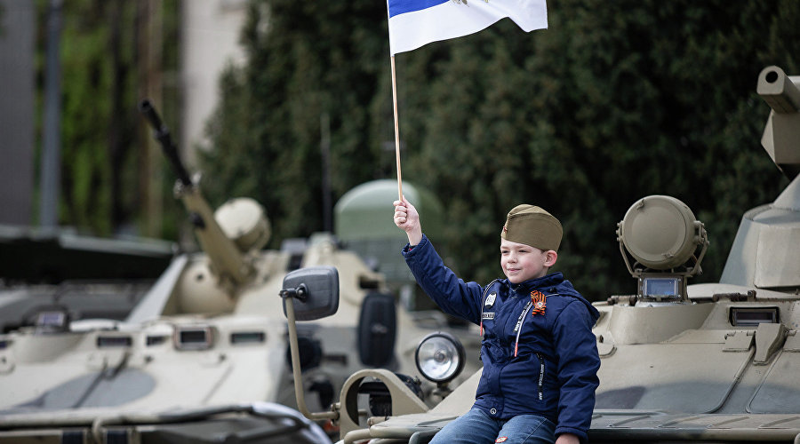 Мальчик на выставке военной техники