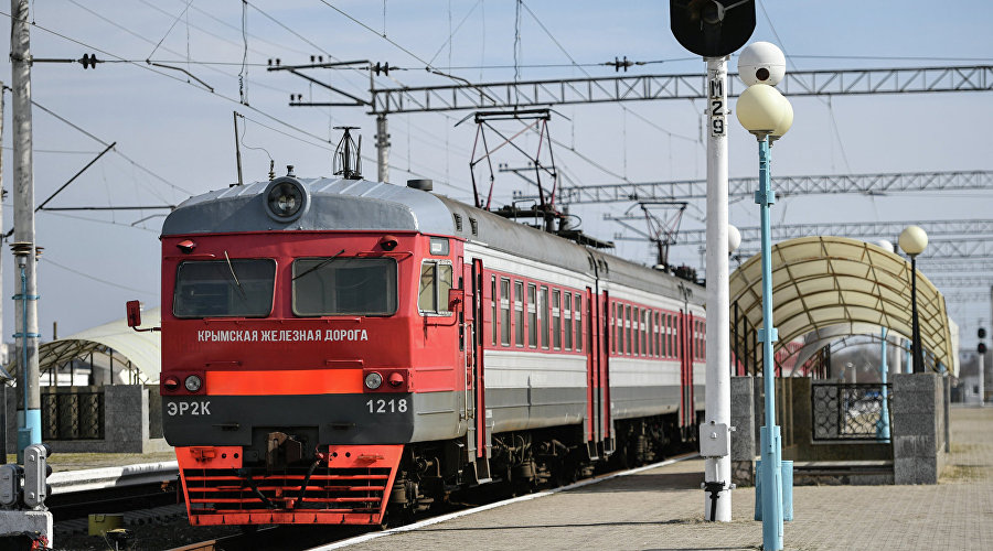 Электричка на железнодорожном вокзале Евпатории