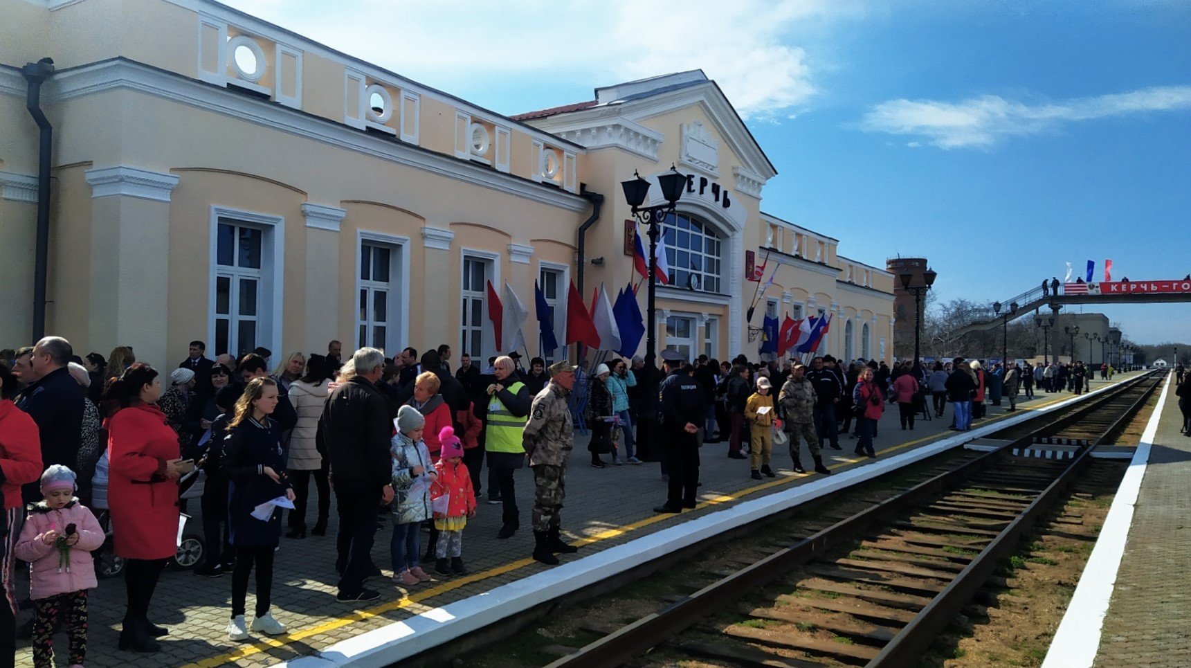 Люди на перроне вокзала