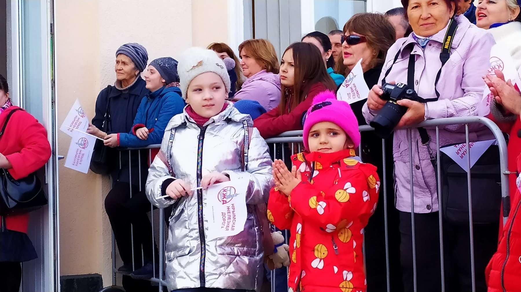 Люди в ожидании запуска рельсобуса